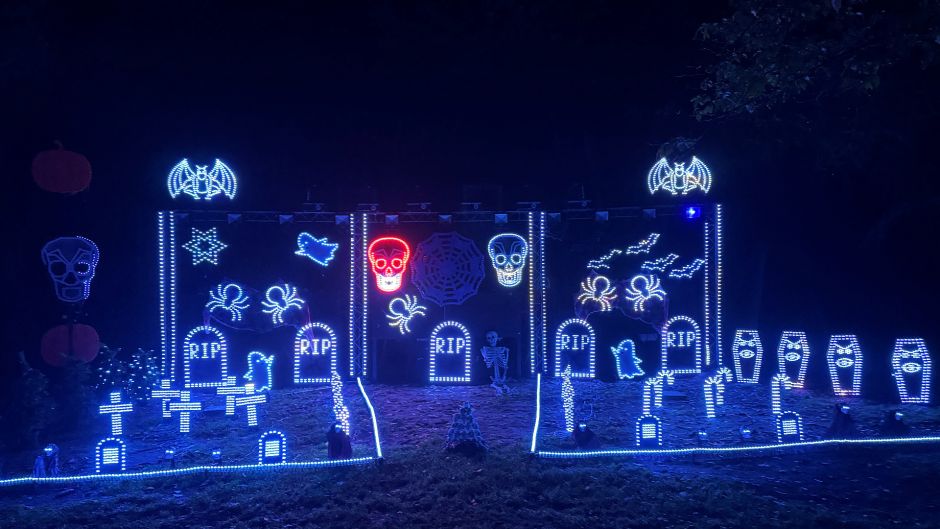 Familienfreundlichen Grusel, magische Lichtwelten und einen kilometerlanger Halloween-Pfad gibt es im Barfußland in Todesfelde. Foto: Barfußland