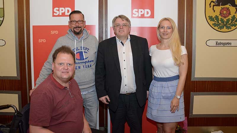 Alter und neuer Kreisvorsitzender der SPD-Harburg ist Frank Richter (3.v.L.). Seine beiden Stellvertreter sind Ronja Schmager (rechts) und Matthias Czech (links). Kassierer ist Sören Schinkel-Schlutt. | Foto: Niels Kreller