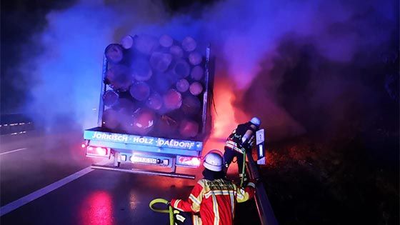 Ein Reifenbrand an diesem mit Holzstämmen beladenen Sattelzug auf der A 1 erforderte den Einsatz der Feuerwehren Maschen und Fleestedt. | Foto: ein/Remon Hirschmeier, FF Maschen