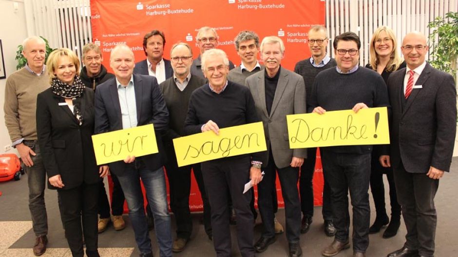 Regionaldirektorin Sandra Becker (Zweite von rechts) freut sich mit den Vereinsvertretern über die erfolgreiche Unterstützung: Michael Kanebley (von links), Reitverein Sieversen; Rabea Scheidat, SHB; Karlheinz Rüdiger, TV Meckelfeld; Horst Stender, VfL Maschen; Bernd Pickert, Reitsportgemeinschaft Royal Rosengarten; Winfried Wittke, Tennisclub im TV Vahrendorf; Klaus Prigge, Heimatverein Hittfeld; Henning Drewes, Heimatverein Hittfeld; Matthias Schmidthals, FC Rosengarten; Klaus-Dieter Hartmann, Tennisclub Hittfeld; Heiner Steeneck, TSV Eintracht Hittfeld Volkslauf; Jens Taubhorn, Vorsitzender Reitverein Sieversen; Thomas Müller, SHB. | Foto: ein
