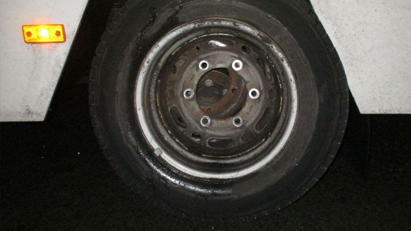 Unbekannte entfernten sechs Radbolzen an dem DRK RTW. | Foto: Polizei