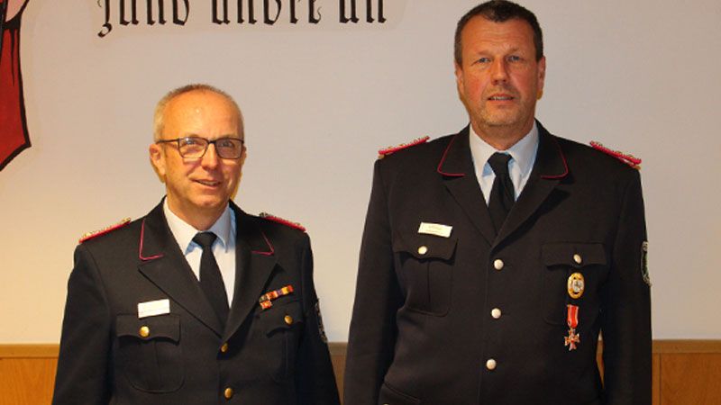 Andreas Brauel (rechts) erhielt von Kreisbrandmeister Volker Bellmann das silberne Feuerwehrehrenzeichen am Bande. | Foto: Pressestelle Feuerwehr Seevetal