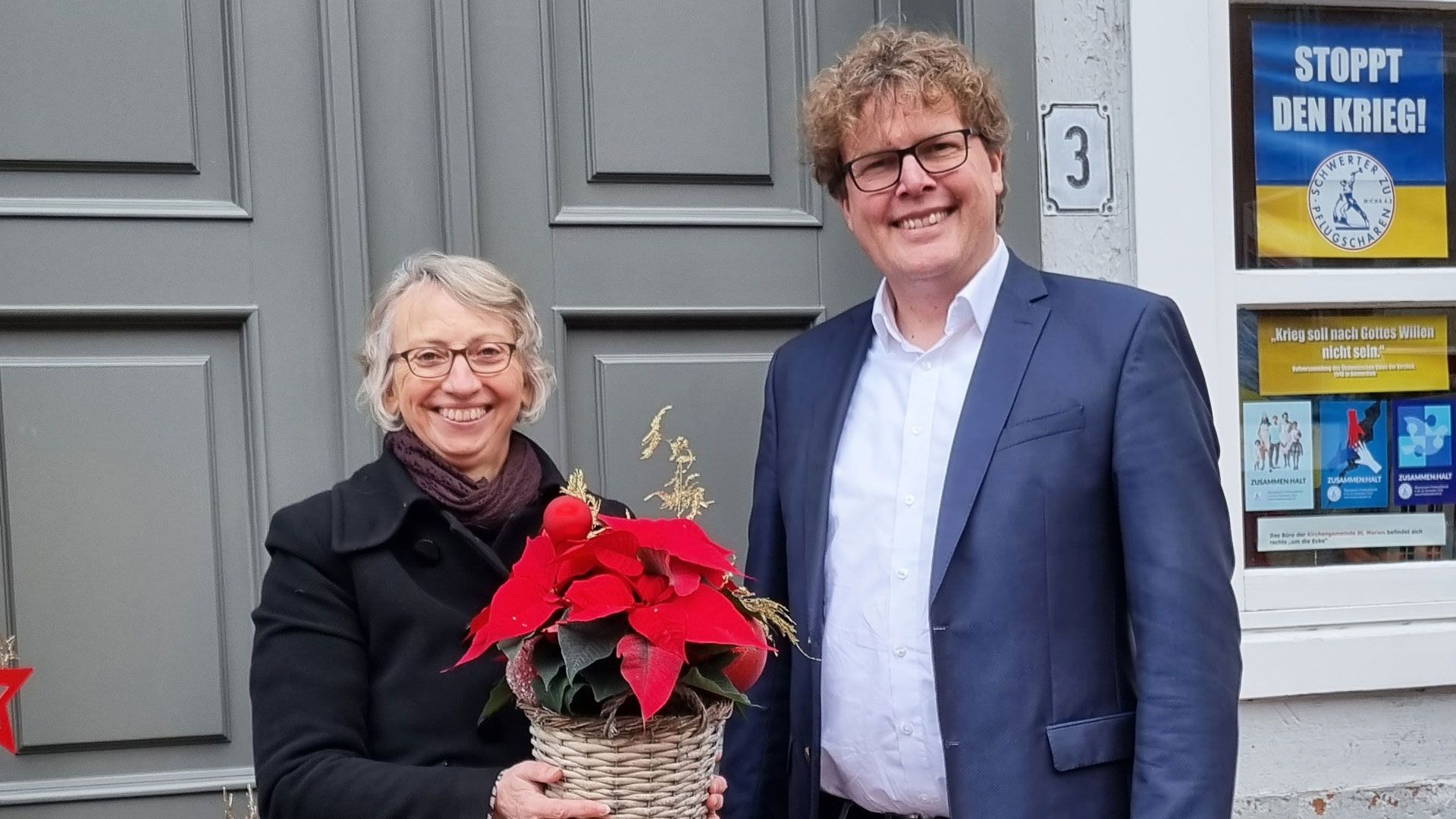 Superintendent Christian Berndt gratuliert Pastorin Ulrike Koehn zum Dienstjubiläum für die Landeskirche Hannovers. | Foto: Kirchenkreis Winsen