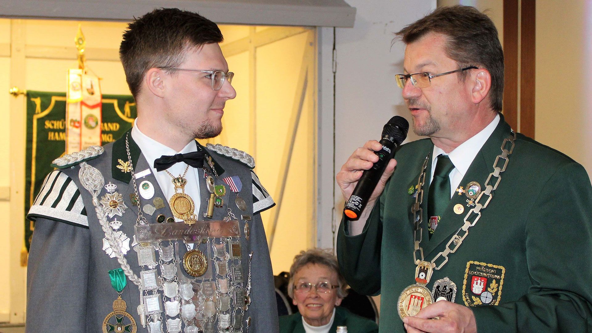 Lars Bathke zeichnet Christoph Spode mit der Präsidentennadel für seine sportlichen Leistungen aus. | Foto: Jan Stüve