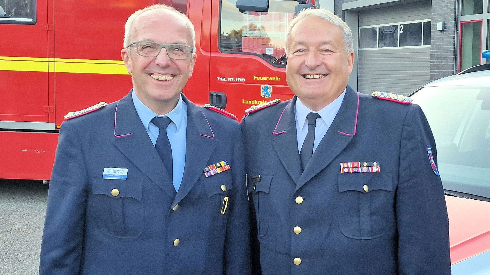 Kreisbrandmeister a.D. Volker Bellmann mit Regierungsbrandmeister Uwe Quante. Foto: ein
