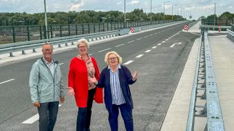 Freuen sich auf die baldige Wiedereröffnung der Decatur-Brücke: von links Andreas Hein (Projektleiter), Bürgermeisterin Emily Weede, Angelika Tumuschat-Bruhn (Ratsvorsitzende und Ortsbürgermeisterin von Maschen/Horst/Hörsten). Foto: Gemeinde Seevetal