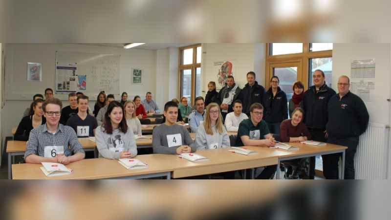 Die Bewerber um einen Ausbildungsplatz als Notfallsanitäter beim DRK-Rettungsdienst im Landkreis Harburg mit dem Prüfungsteam des DRK-Rettungsdienstes. | Foto: ein