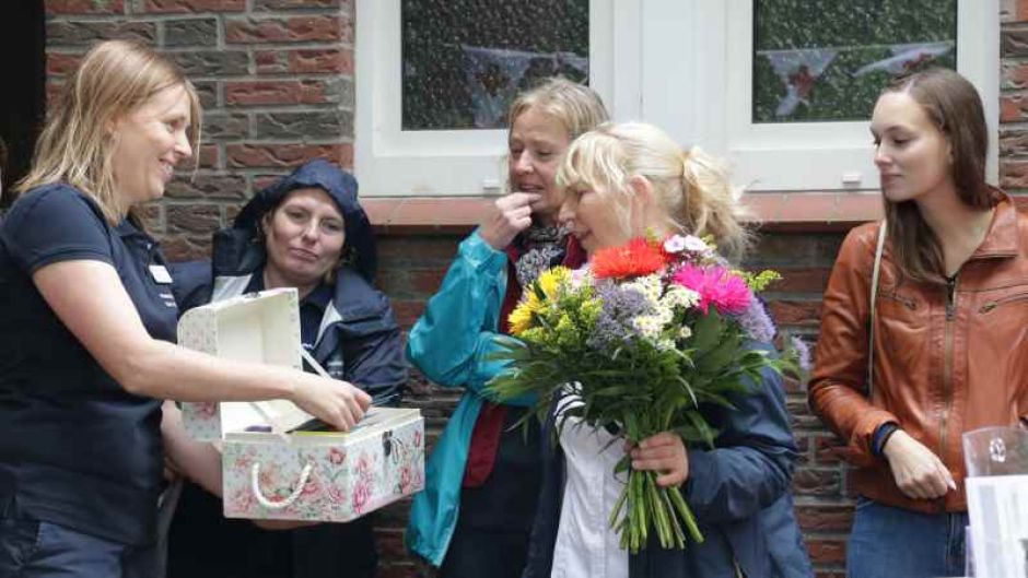 Sabine Suhr leitet die DRK-Kita Neuenfelde seit der Eröffnung vor 35 Jahren. Zum Jubiläum überreichte ihre Stellvertreterin Jana Schenz ihr eine Geschenkbox mit Beiträgen  vieler (ehemaliger) Eltern.  | Foto: ein