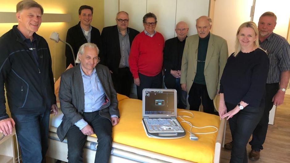 Vertreter der Harburger Lions Clubs, der Bürgerstiftung für das Hospiz und des Hospiz-Teams freuen sich über das gespendete Ultraschallgerät: Lothar Bergmann (von links), Marius Wiese (vorn), Björn Rahn, Gerald Meyer, Heiko Höfer, Bernd Meyer, Klaus Siegmund, Petra Weiss und Dr. Michael Werner. | Foto: DRK-Kreisverband Hamburg-Harburg e.V.