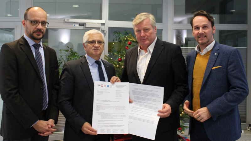 Im Namen der KAG übergaben der Vorsitzendeder KAG, Roger Grewe,und der Geschäftsführer der Verbände evangelisch-lutherischer Kindertagesstätten in den Kirchenkreisen Hittfeld und Winsen, Roland Arndt,die Petition „Personalnot in den Kindertagesstätten im südlichen Hamburger Umland“an Dr. Bernd Althusmann (stellvertretender Ministerpräsidentdes Landes Niedersachsen)und André Bock (Vorsitzender des Kultusausschusses des Landes Niedersachsen). | Foto: ein