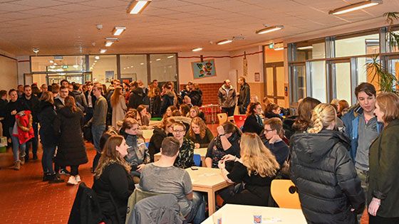 Rund 250-300 ehemalige Schüler des Gymnasium Neu Wulmstorf kamen am 27. Dezember in die Cafeteria, die alte Pausenhalle. | Foto: Niels Kreller