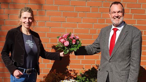 Thomas Grambow gratuliert Svenja Stadler. | Foto: SPD-UB LK Harburg
