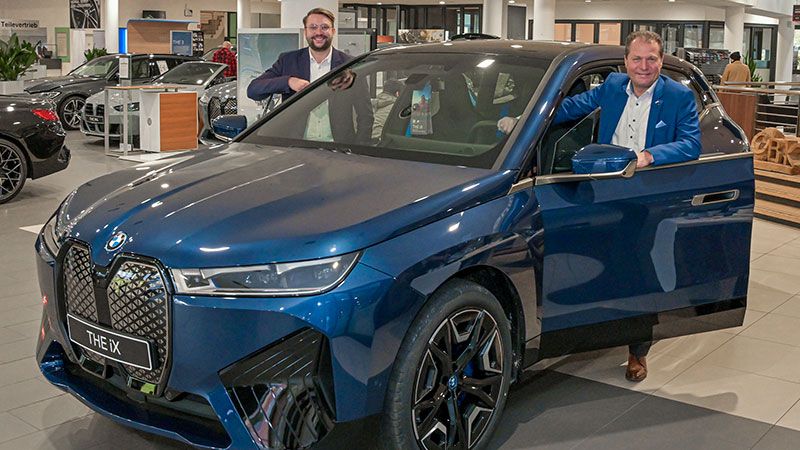 BMW B&K Hamburg Filialleiter David Breuer (rechts) und Verkaufsleiter Helge Rath freuten sich, zur Präsentation des neuen vollelektrischen THE iX wieder Kunden bei einem Event in ihren Räumen begrüßen zu können.