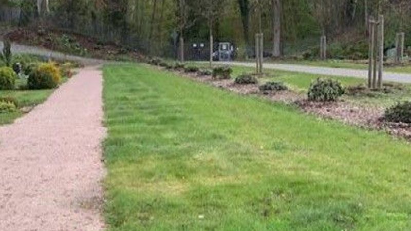 Auch auf dem Neu Wulmstorfer Friedhof haben die Stürme und der Regen der vergangenen Tage ihre Spuren hinterlassen: Etliche Grabsteine sind abgesackt oder laufen Gefahr abzusacken. | Foto: Gemeinde Neu Wulmstorf