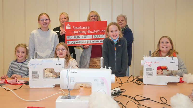 Charlotte, Ida, Katharina und Marie präsentieren stolz ihre selbstgenähte Weihnachtsdekoration, Annika Oswald (Sparkasse Harburg-Buxtehude), Dörte von Elling und Angelika Meyer (beide Jugend aktiv e. V.) freuen sich mit ihnen. | Foto. Niels Kreller