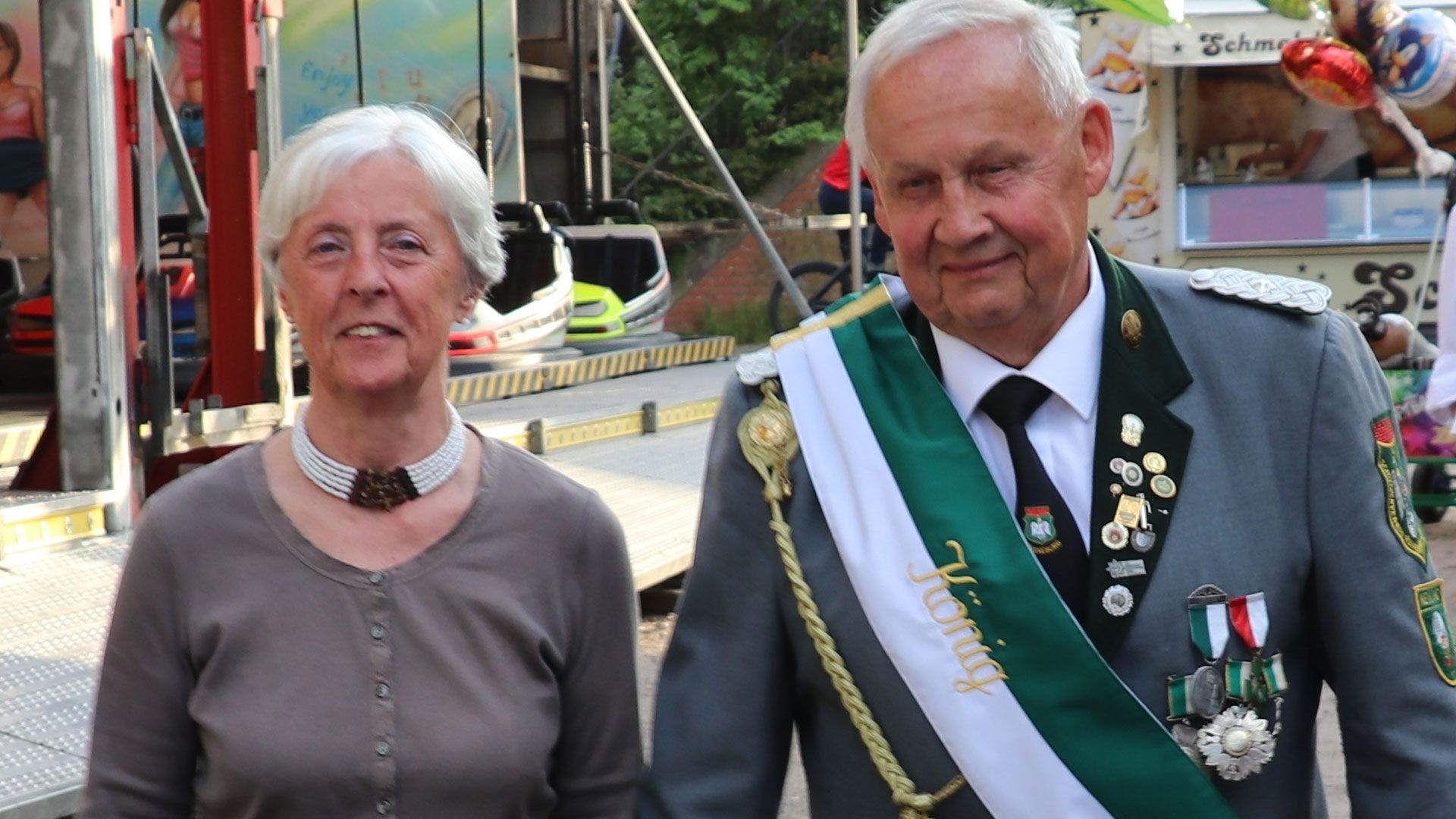 Klaus Meyer "Der fürsorgliche Oldievadder", hier mit seiner Frau Elke, ist neuer Rönneburger Schützenkönig. | Foto: ein