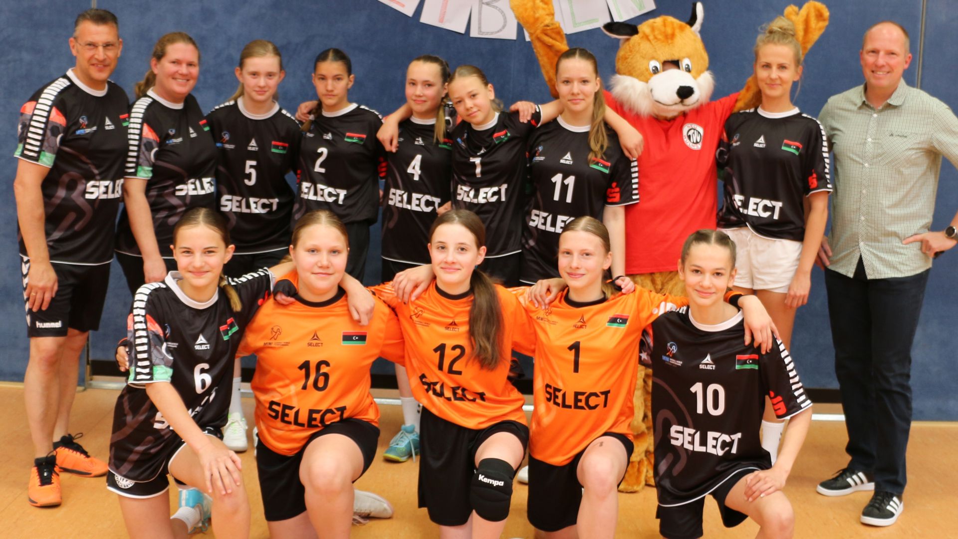Die Mannschaft Libyen/TVV mit ihren Trainern, Bürgermeister Tobias Handtke und dem TVV-Fuchs „Rolle“. | Foto: TVV
