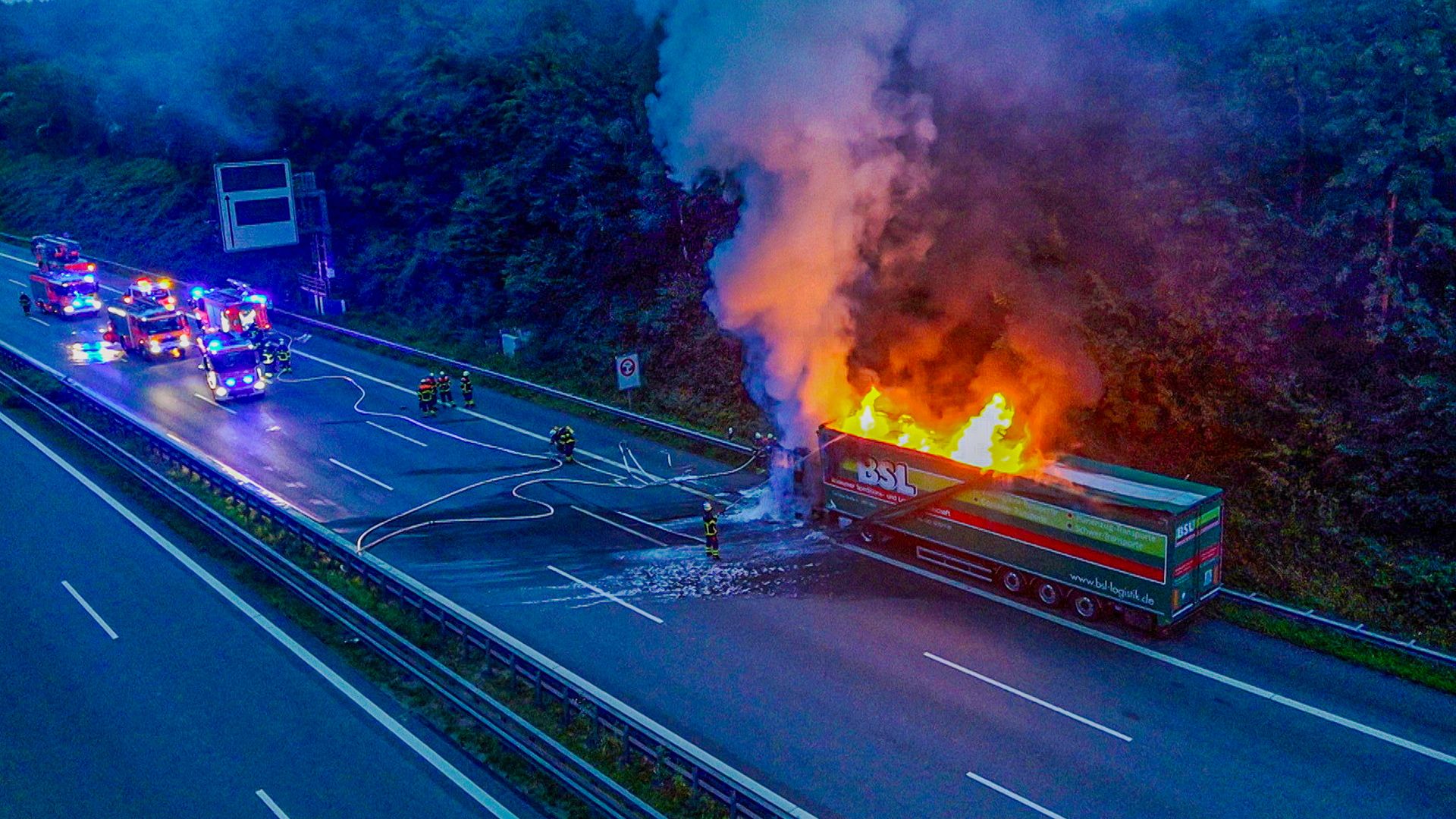 Auf der A7 stand am Mittwoch ein LKW mit 24 Tonnen Müll in Flammen. | Foto: HamburgNews