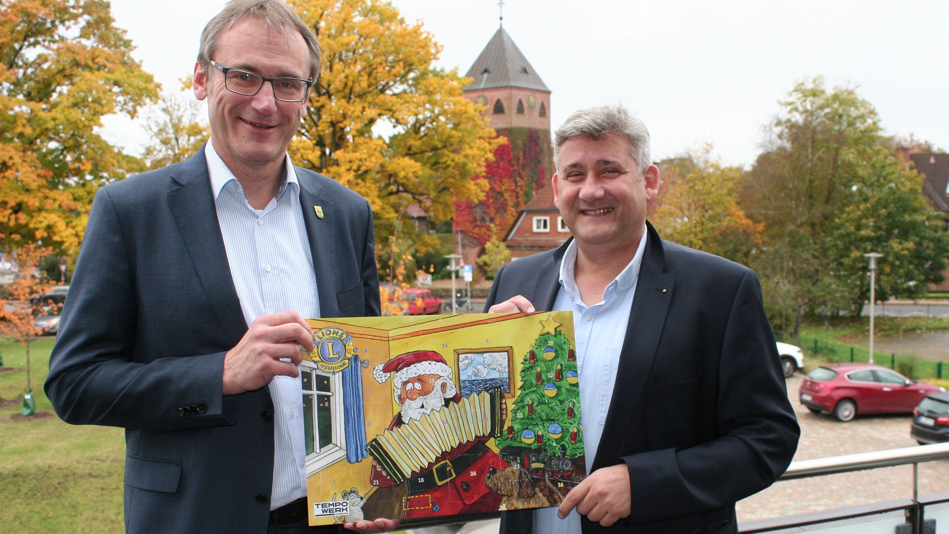 Rosengartens Bürgermeister Dirk Seidler (links) und Matthias A. Lämmer vom Lions Club Hamburg Rosengarten stellten jetzt den Adventskalender 2023 vor. | Foto: Lothar Hillmann