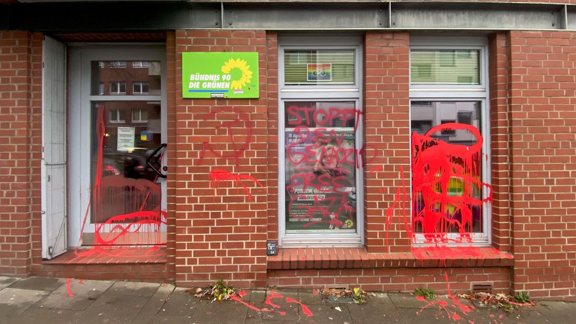 Das Parteibüro der Harburger Grünen wurde mit Anti-Israel-Parolen beschmiert. | Foto: Niels Kreller