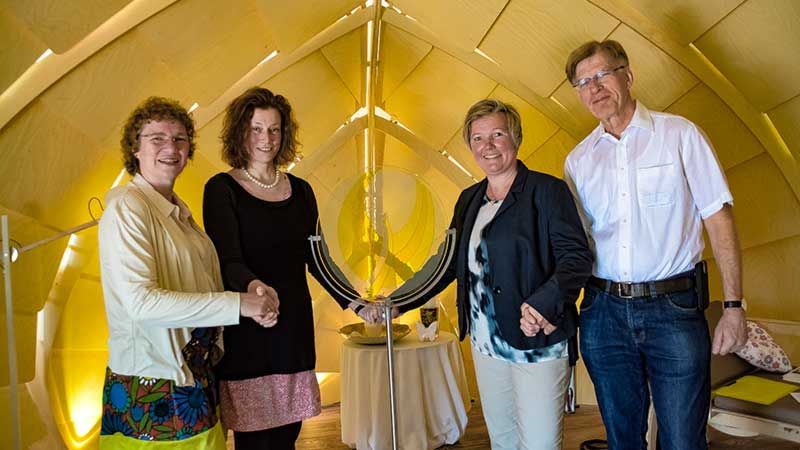 Freuen sich über die spirituelle Glasskulptur: Pastorin Regina Holst (Kirchenkreis Hamburg-Ost, von links), Künstlerin Brigitte Weihmüller, Hospizleiterin Britta True und Lothar Bergmann, Vorsitzender der Bürgerstiftung Hospiz Harburg. | Foto: Niels Kreller
