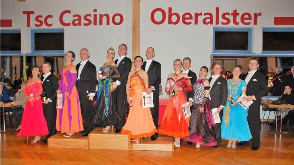 Siegerehrung: Thomas und Katrin Bressau aus Winsen (links), Andreas Krüger/Heidi Koithan (Dritte von links)  sowie Hartmut und Sabine Stehr (Fünfte von links, beide aus Jesteburg). Foto: ein