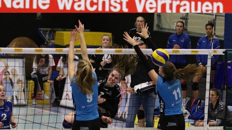 Anna Jungjohann, Stina Schimmler und Elizabeth Culpepper warten auf den Aufschlag. | Foto: VTH/Lehmann