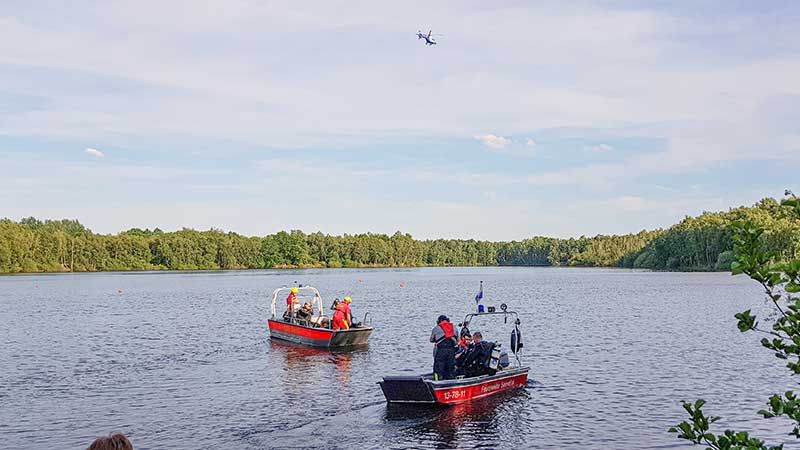 Rettungskräfte der Feuerwehr und der DLRG sowie ein Hubschrauber suchen im Maschener See nach dem Verunglückten. | Foto: Matthias Köhlbrandt