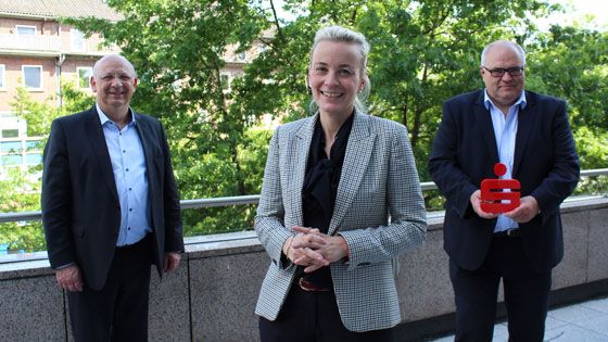 2.500 Euro übergaben Torsten Meinberg (links) und Bernd Meyer von der Stiftung für Stifter der Sparkasse Harburg-Buxtehude an Ulrike Mann von Kulturistenhoch2. | Foto: ein