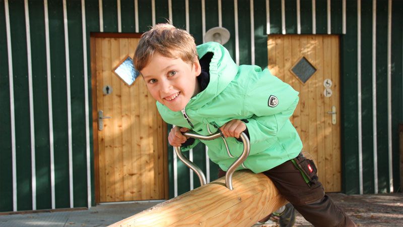 Für die jungen Besucher hat das Freilichtmuseum am Kiekeberg jetzt den Spielplatzmit neuen Geräten ausgestattet. | Foto. FLMK
