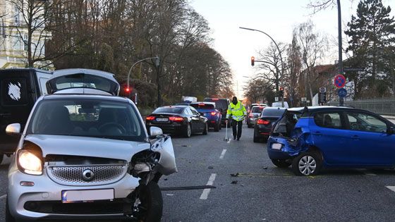 Bei einem Unfall auf der Buxtehuder Straßr gab es am Freitagmittag drei Verletzte. | Foto: HamburgNews