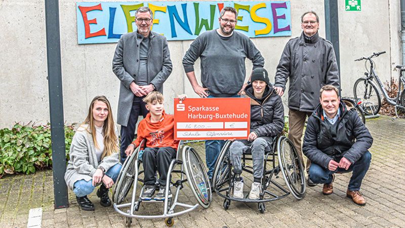 Jordan (12) und Andy (17) freuen sich über die neuen Sportrollstühle. Physiotherapeutin Jill Mundhenk, Schulleiter Peter Holtz und Matthias Knorr (Schatzmeister Schulverein) und  Schulleiter Peter Holtz bekamen von Jörn Stolle und Ingo Brussolo  (v.l.) den Spendenscheck dafür überreicht. | Foto:Niels Kreller