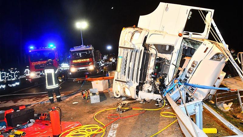 Rund zweieinhalb Stunden brauchte die Feuerwehr, um den LKW-Fahrer aus der Fahrerkabine zu befreien. | Foto: HamburgNews