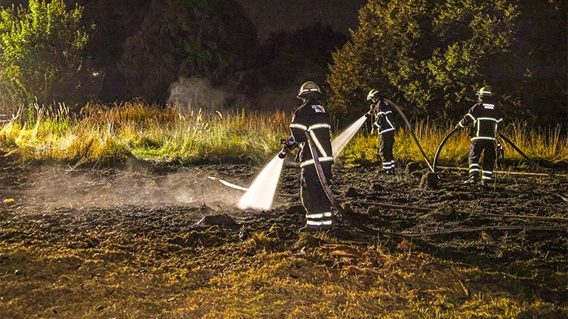 Wie hier in Wilhelmsburg musste die Feuerwehr wegen der anhaltenden Trockenheit gestern zu einigen Flächenbränden im Hamburger Süden ausrücken. | Foto: HamburgNews