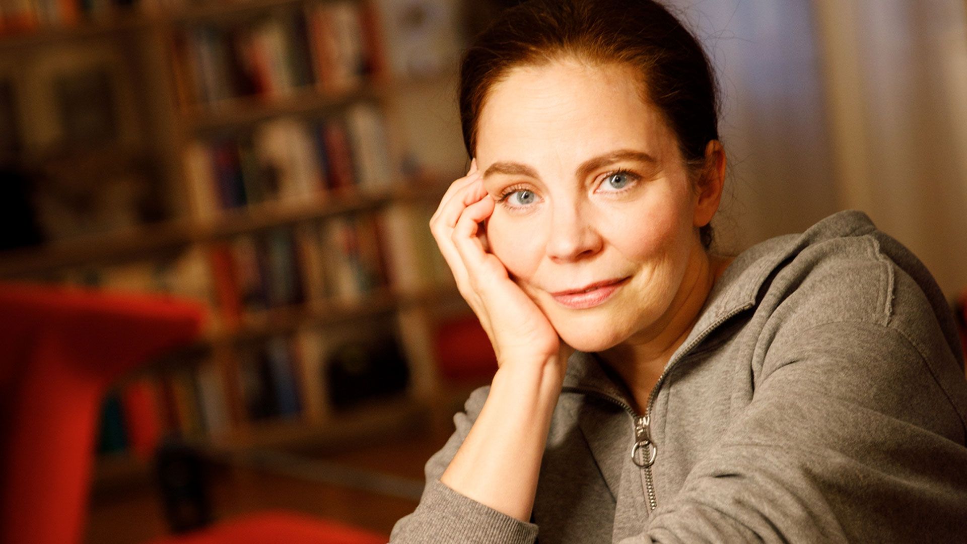 Thea Dorn – Schriftstellerin diskutiert mit Schülerinnen und Schülern der Integrierten Gesamtschule Buchholz (IGS). | Foto: Peter Rigaud