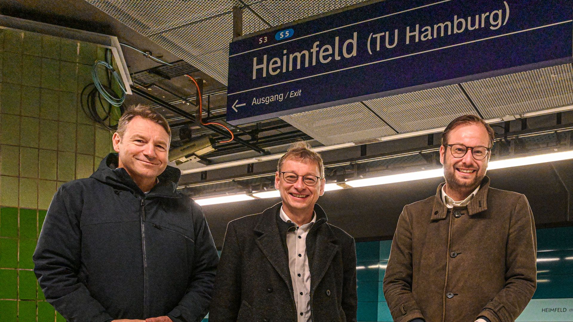 Freuen sich über den neuen Namen für die S-Bahnstation Heimfeld: Michael Dominidiato, Prof. Dr.-Ing Andreas Timm-Giel und Verkehrssenator Anjes Tjarks (v.l.). | Foto: Niels Kreller