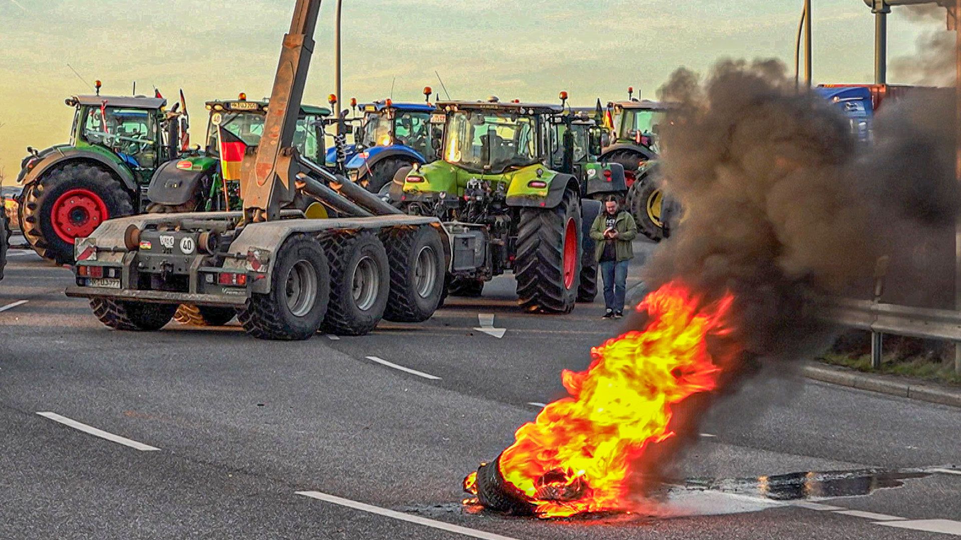 Aus Autoreifen entzündeten die Bauern heute auf dem Finkenwerder Ring ein Feuer. | Foto: HamburgNews