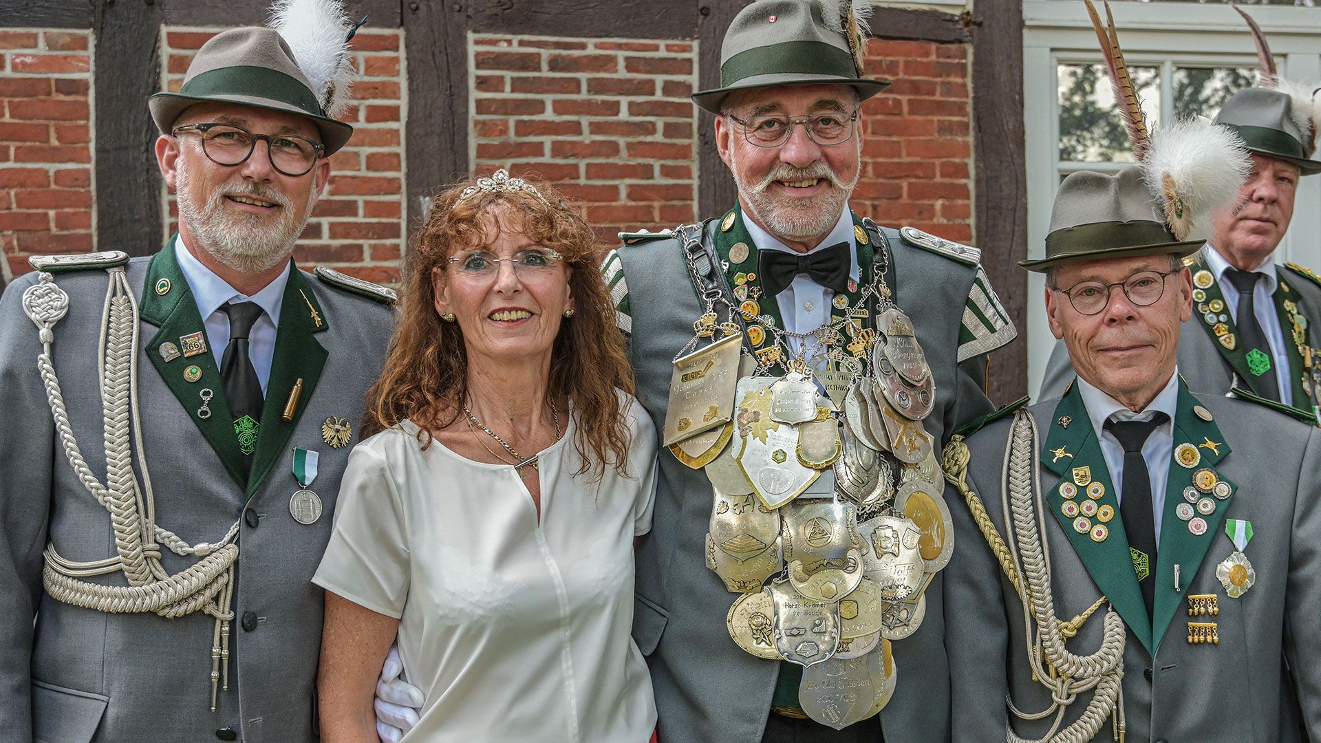 Das neue Königsgespann in Marmstorf: König Michael Pahlke mit Frau Karin und den Adjutanten Karl-Heinz Taudin (rechts) und Oliver Mäth. | Foto:: Niels Kreller