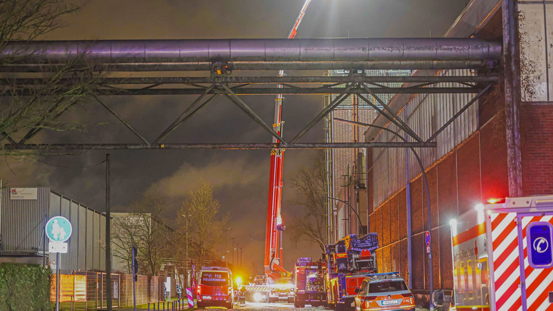 Ein Großaufgebot der Feuwerwehr bekämpfte stundenlang das Feuer in Harburger Hafen. | Foto: Lenthe-Medien/Reimer