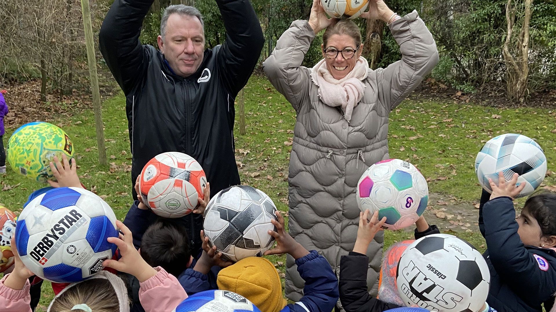 „Könnt ihr auch alle auf einem Bein hüpfen und den Ball dabei hochhalten?“ Markus Kranz, „Fußball Monster“, und DRK-Kitaleiterin Steffi Wolgast-Knipschild an der Scheeßeler Kehre. Foto: DRK Harburg