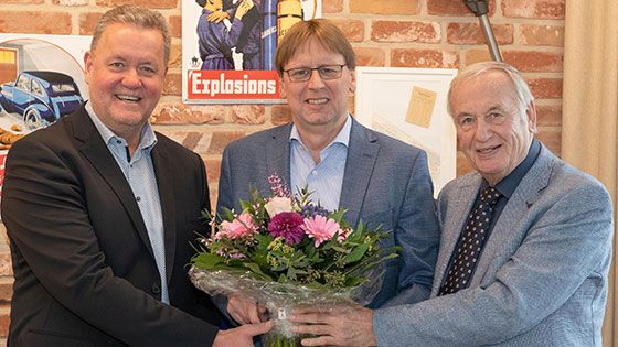 Lars Rückert, Andreas Schuhmann und Firmengründer Arnold Rückert (v.L.) freuen sich über 25 Jahre erfolgreiche Zusammenarbeit im Heizungs- und Sanitärbetrieb Arnold Rückert GmbH.