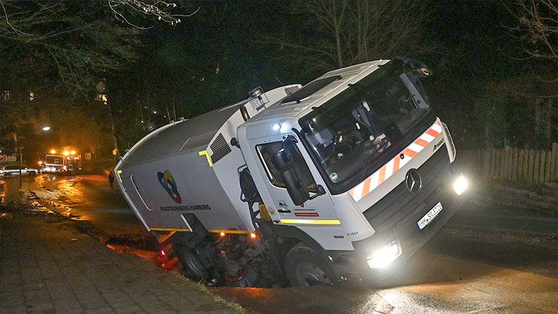 Diese Kehrmaschine der Stadtreinigung versackte in der Straße In der Alten Forst, da nach einem Wasserrohrbruch die Straße unterspült war. | Foto: HamburgNews