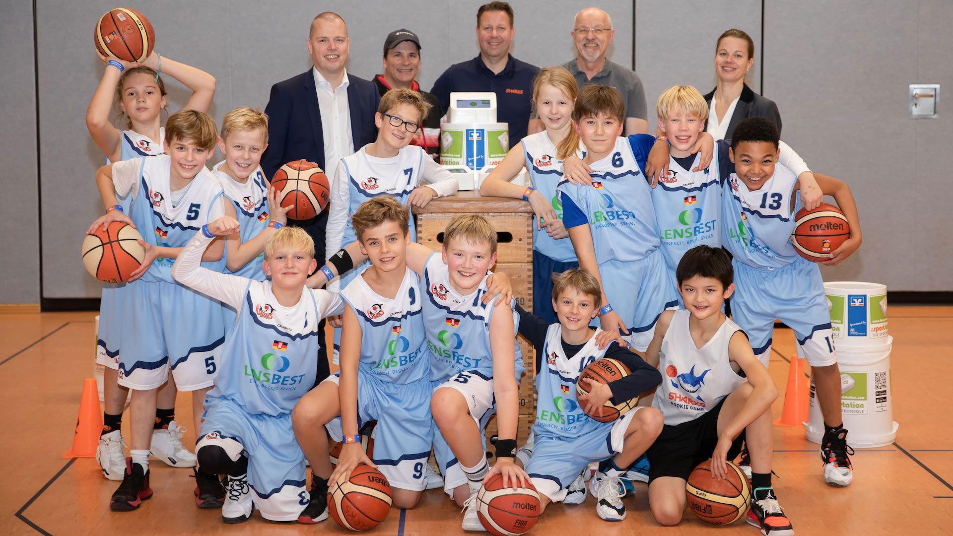 Zu Gast bei den Hittfeld Sharks: Frank Soetbeer (von links, Volksbank-Regionalleiter Mittelstand und Sprecher der Region Winsen-Seevetal), Alexander Paes (Konsolenentwickler sportstation2), Lars Mittwollen (Sportlicher Leiter der Hittfeld Sharks), Uwe Bahnweg (1. Vorsitzender KSB Harburg-Land e.V.), Melanie Ronschke (Volksbank- Regionalleiterin Filialbereich Winsen) mit der M 12-1-Jugendmannschaft. | Foto: Volksbank