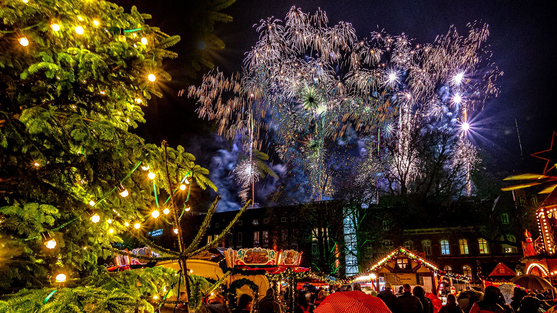 Gestern verabschiedete sich der Harburger Weihnachtsmarkt mit einem tollen Feuerwerk. | Foto: Niels Kreller