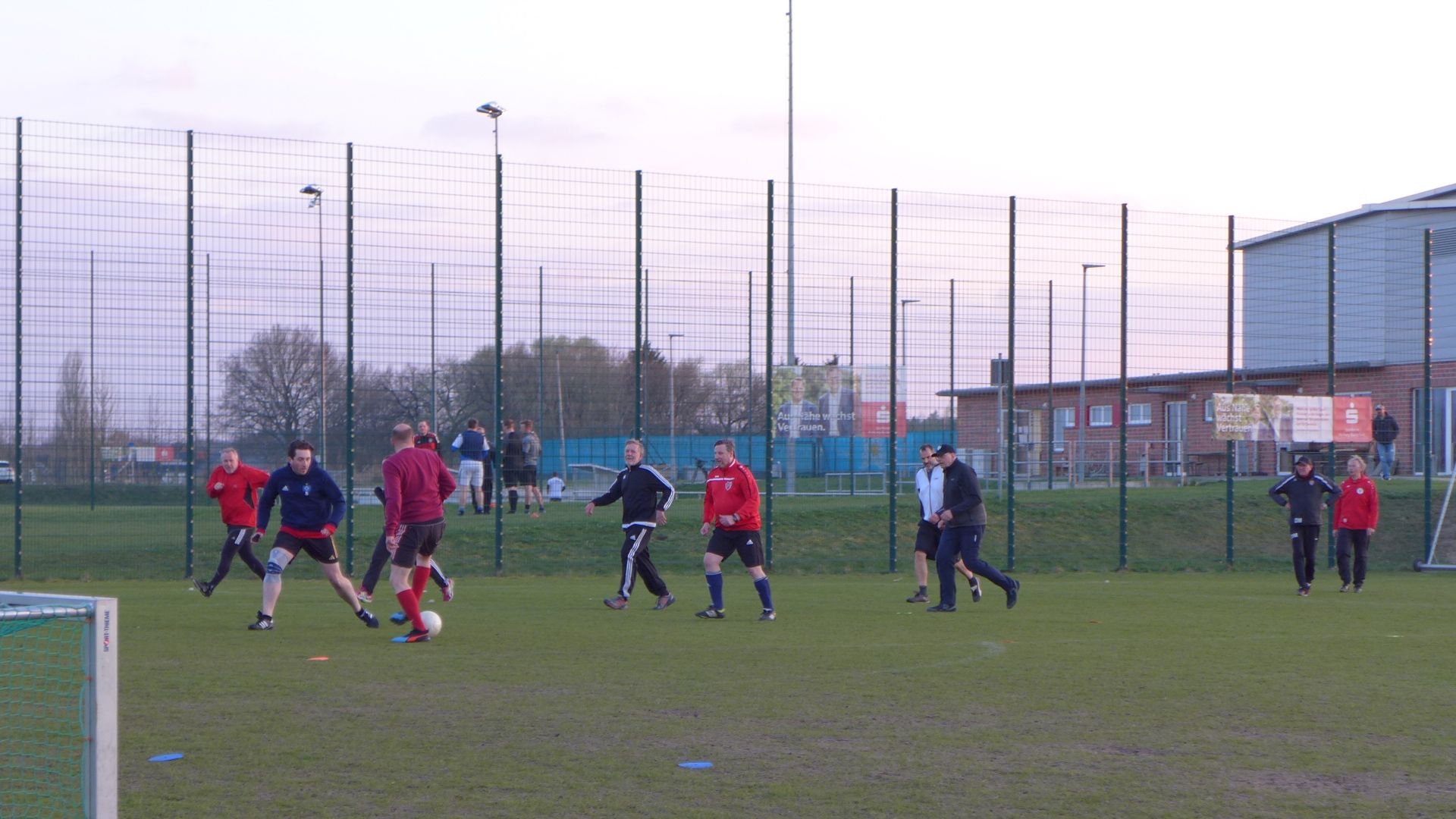 Walking Football-Training in Fleestedt mit Jean Künzel (Zweiter von links). | Foto: U. Vergin