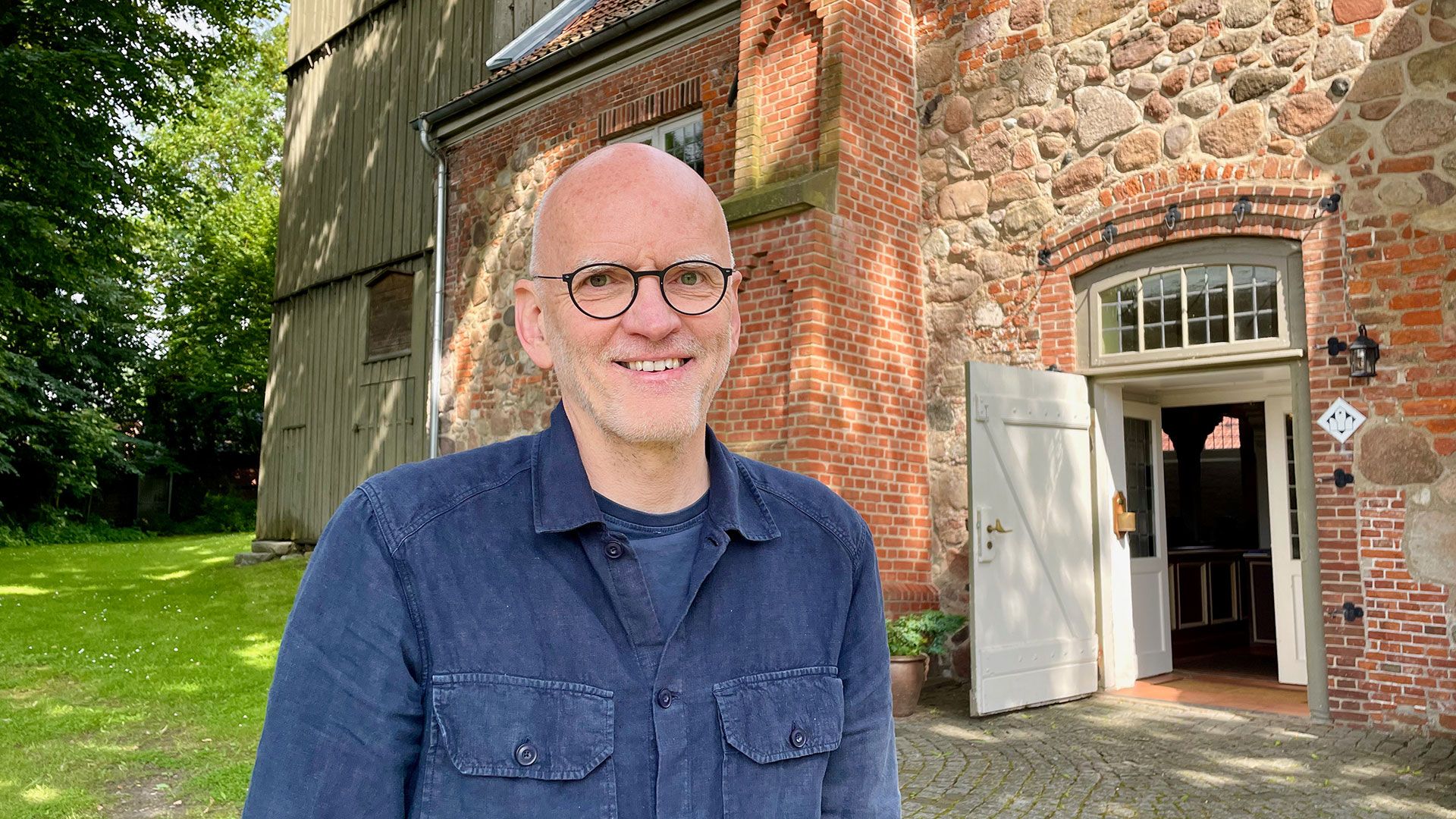 Pastor Volker Klindworth vor der St. Andreas-Kirche in Hollenstedt. | Foto: C. Wöhling