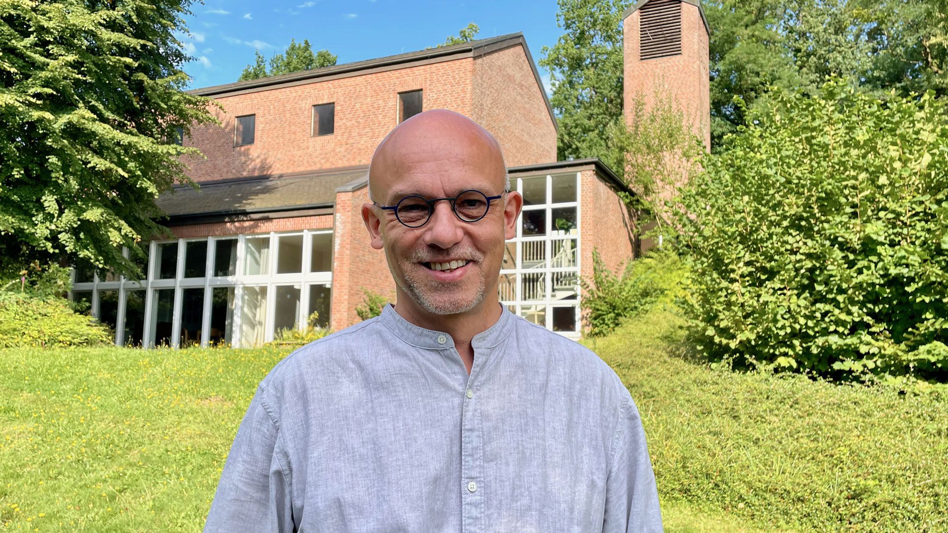 Pastor Willem F. Heins vor der Bendestorfer Kirche. | Foto: C. Wöhling