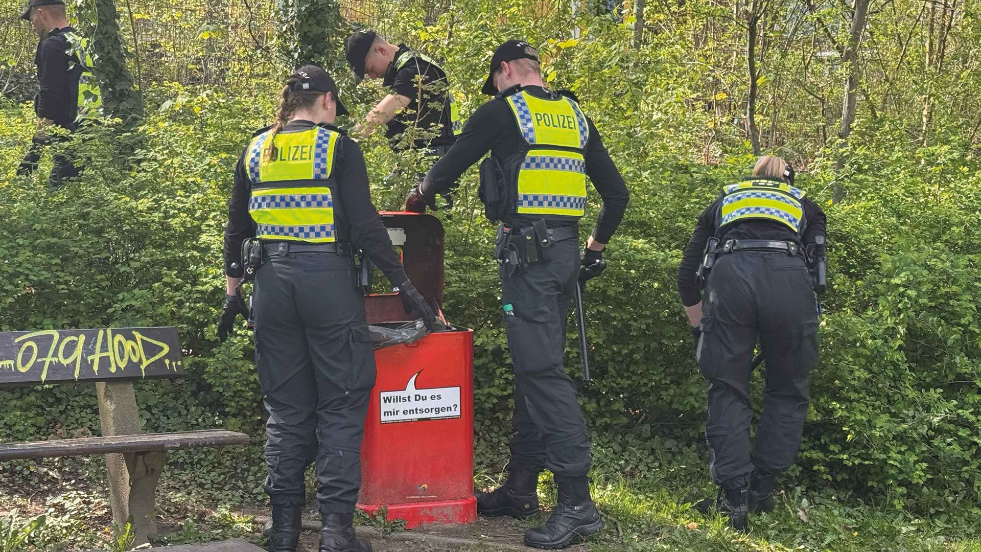 Beamte der Hamburger Bereitschaftspolizei durchsuchten in der Mittagszeit eine Grünfläche in der Nähe des Soltauer Rings und nahe der Schule Hanhoopstfeld. Foto: Lenthe-Medien