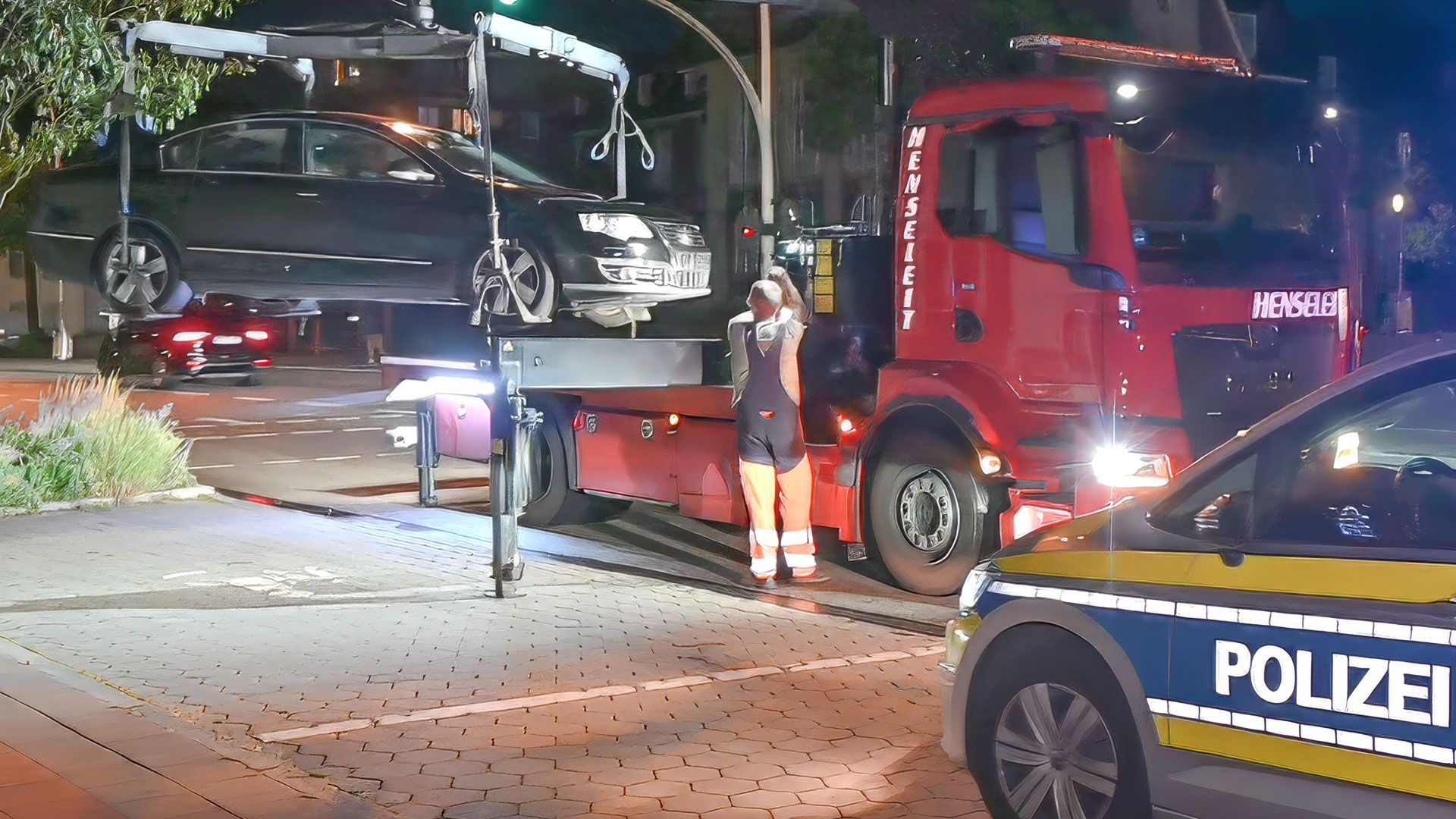 Aus der Traum von der rasanten Fahrt: Der Pkw des 18-jährigen Rasers wird abgeschleppt. Foto: Lenthe-Medien
