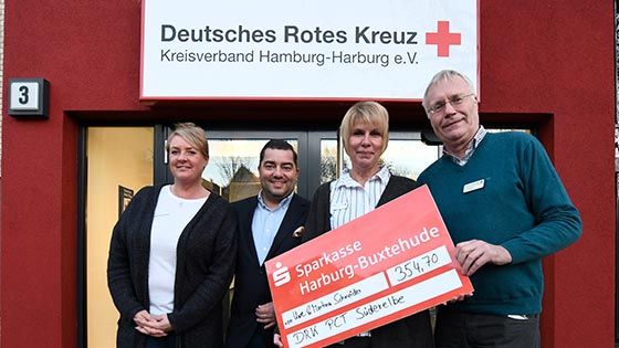 Spendenübergabe an das Palliative Care Team Süderelbe: Tina und Uwe Schneider mit Silke Fischer und Aart Paasman vom DRK (v.li.). | Foto: Niels Kreller